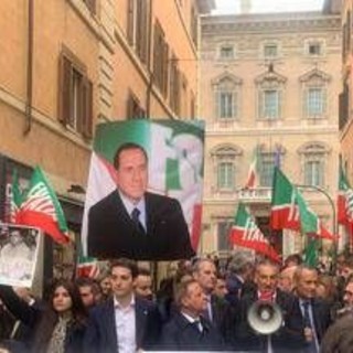 Riforma della giustizia, Forza Italia festeggia in piazza con maxi foto di Berlusconi: "Vittoria storica" Riforma della giustizia, Forza Italia festeggia in piazza con maxi foto di Berlusconi: "Vittoria storica"
