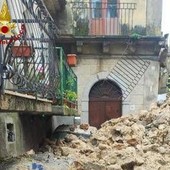 Maltempo Calabria, crolla muro a ridosso di una chiesa nel Reggino: auto travolte dai detriti