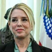 Pam Bondi licenziata da Trump, ma rischia di dover deporre al Congresso sul caso Epstein