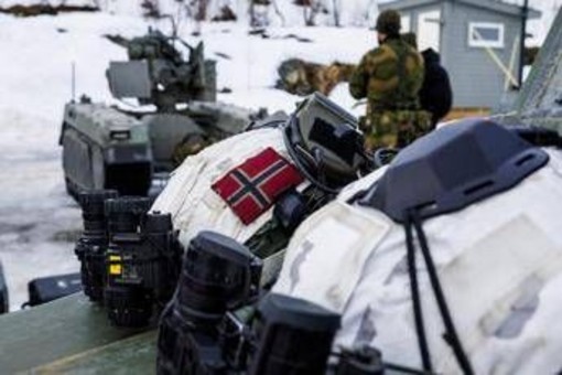 Norvegia, armi e artiglieria al confine con la Russia. Mosca minaccia "ulteriori misure" Norvegia, armi e artiglieria al confine con la Russia. Mosca minaccia "ulteriori misure"
