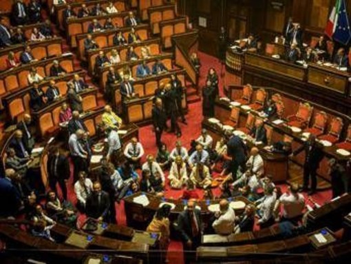 Dl sicurezza, protesta Pd-M5S-Avs in Senato: seduti in Aula come manifestanti