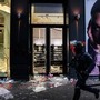 Cosmetici, smartphone e abiti firmati: il bottino dei saccheggi in vendita su Vinted Cosmetici, smartphone e abiti firmati: il bottino dei saccheggi in vendita su Vinted
