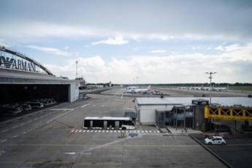 Milano, mezzo urta muso di un aereo a Linate: disagi già rientrati