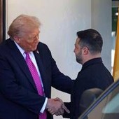 Zelensky e la giacca nera alla Casa Bianca, Trump: &quot;Ha un bel look&quot;
