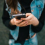 Lo smartphone fa bene, così aiuta il cervello: le 7 azioni quotidiane 'consigliate'