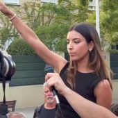 Saluto nazista davanti all'ambasciata del Marocco a Madrid, chi è l'attivista 24enne virale sui social