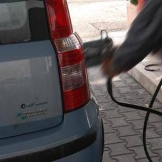 Caro carburanti, taglio delle accise ma prezzi benzina e diesel salgono ancora: cosa succede Caro carburanti, taglio delle accise ma prezzi benzina e diesel salgono ancora: cosa succede