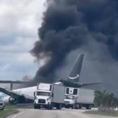 Aereo Boeing 767 cargo di Amazon esce di pista, si schianta e prende fuoco a Miami Aereo Boeing 767 cargo di Amazon esce di pista, si schianta e prende fuoco a Miami