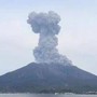 Il vulcano Sakurajima si 'risveglia': alta colonna di cenere e fumo Il vulcano Sakurajima si 'risveglia': alta colonna di cenere e fumo