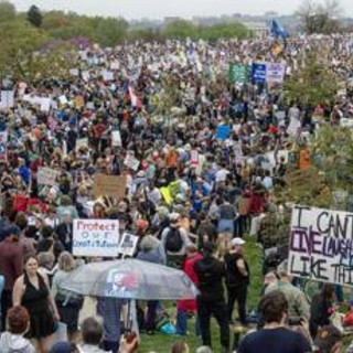 Dazi, proteste anti-Trump in 1200 città Usa: preoccupazione per fondi pensione