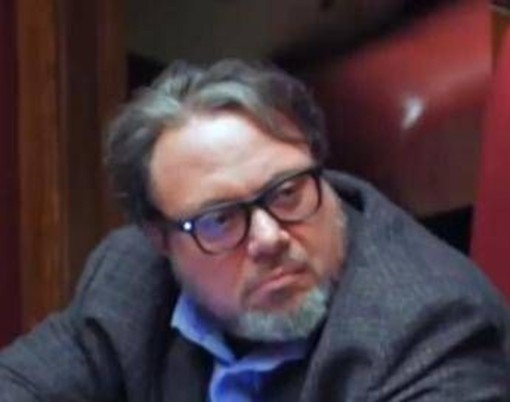 M5S, Carotenuto e gli occhiali smart alla Camera: "Non faccio video in Aula" M5S, Carotenuto e gli occhiali smart alla Camera: "Non faccio video in Aula"