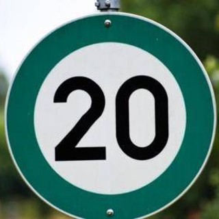 I segnali stradali verdi 'debuttano' nel Regno Unito, cosa significano i 'green signs'