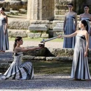 Milano Cortina 2026, accesa la fiamma olimpica con i primi tedofori Belmondo e Zoeggeler - Il video Milano Cortina 2026, accesa la fiamma olimpica con i primi tedofori Belmondo e Zoeggeler - Il video