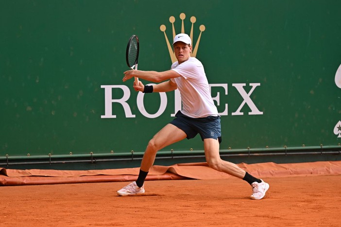 Esordio convincente per Sinner a Montecarlo, avanti Berrettini, fuori Darderi