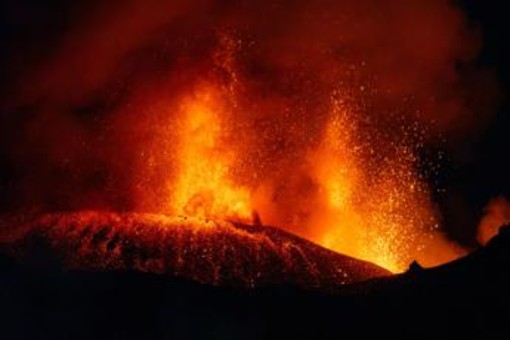 Etna, riapre l'aeroporto di Catania Etna, riapre l'aeroporto di Catania