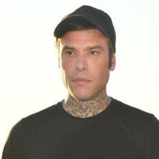 Fedez nei guai, la denuncia di due ragazzi: "Presi a pugni da un suo bodyguard per un selfie"