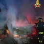 Sette furgoni di una ditta di consegne in fiamme a Fiumicino, indagini polizia Sette furgoni di una ditta di consegne in fiamme a Fiumicino, indagini polizia