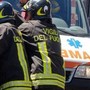 Urtato da camion mentre lavora su cestello, muore operaio 47enne