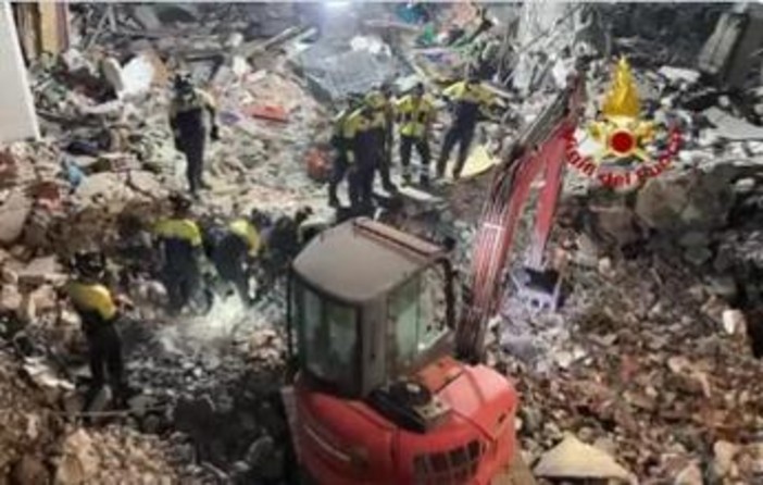 Crollo palazzina a Messina, proseguono ricerche dei tre dispersi. Malore per vigile del fuoco