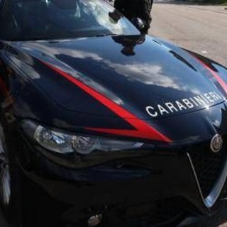Torino, tenta di strangolare la compagna che scappa con la figlia e si salva. Lui si suicida