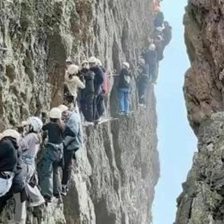 Bloccati in fila sulla parete a strapiombo, ore di paura per decine di turisti - Video