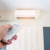 Caldo, condizionatori sempre accesi e quasi 150 euro in bolletta: 10 consigli per risparmiare