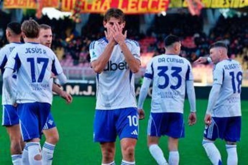Serie A, vola il Como: 3-0 a Lecce. Il Cagliari rimonta il Torino, sprofondo Fiorentina