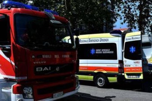 Frontale tra auto e bus con a bordo studenti, incidente a Maniago (Pordenone): un morto Frontale tra auto e bus con a bordo studenti, incidente a Maniago (Pordenone): un morto