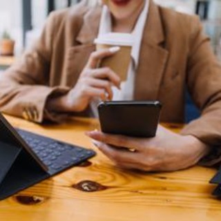 Donna più multitasking dell'uomo? La scienza smonta lo stereotipo: c'è una sola differenza