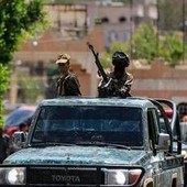 Houthi lanciano attacchi contro siti sensibili a Riad e impianti petroliferi a Yanbu in Arabia Saudita