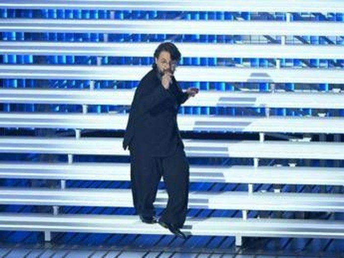 Sanremo, Lillo show all'Ariston: "un vero performer" tra i cliché tv
