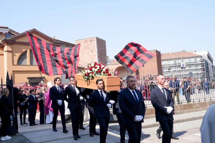 Una marea rossonera per Baresi, a Milano l’ultimo saluto al “Piscinin”
