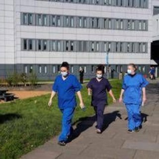 Gb, epidemia di meningite nel Kent: saliti a 27 i casi fra confermati e sospetti con 2 morti Gb, epidemia di meningite nel Kent: saliti a 27 i casi fra confermati e sospetti con 2 morti