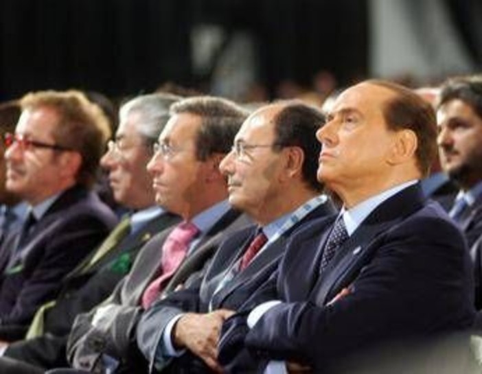 La 'Bossi-Fini', legge sull'immigrazione ancora in vigore: nasce nel 2002 con il secondo governo Berlusconi La 'Bossi-Fini', legge sull'immigrazione ancora in vigore: nasce nel 2002 con il secondo governo Berlusconi