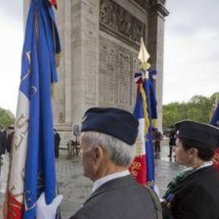 Francia, polizia spara a uomo armato di coltello all'Arc de Triomphe Francia, polizia spara a uomo armato di coltello all'Arc de Triomphe