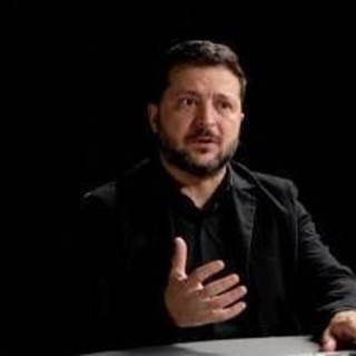 Zelensky racconta l'inizio della guerra: "I russi pensavano di conquistare Kiev in tre giorni. Avevano già le uniformi per la parata"
