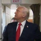 Trump e il bagno occupato sull'Air Force One: "C’è qualcuno lì dentro?" Trump e il bagno occupato sull'Air Force One: "C’è qualcuno lì dentro?"