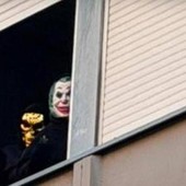 Scuola, occupato a Roma Iss Leopoldo Pirelli: ragazzi alla finestra con maschere Scuola, occupato a Roma Iss Leopoldo Pirelli: ragazzi alla finestra con maschere