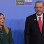 Vertice Nato, Erdogan regala una pistola ai leader. Meloni la porta in Italia protocollata come tutti gli altri doni