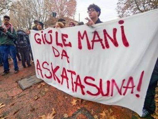 Askatasuna, a Torino corteo contro lo sgombero del centro sociale: "Oggi non è data di fine ma di inizio"