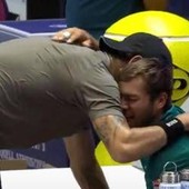Cobolli si fa male nel derby e scoppia a piangere, Berrettini lo abbraccia