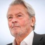 Alain Delon, il figlio minore avvia un'azione legale per annullare il testamento dell'attore