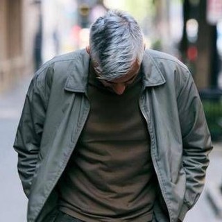 Capelli grigi e bianchi, non è solo questione di età: le cause e gli studi Capelli grigi e bianchi, non è solo questione di età: le cause e gli studi