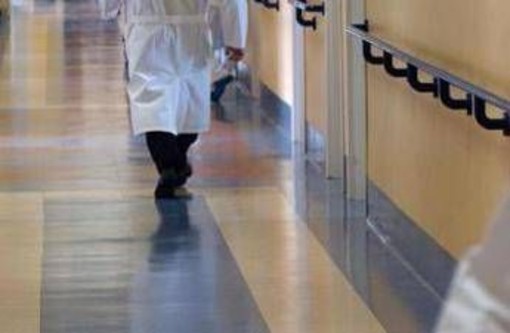 Piacenza, abusi e violenze su colleghe: arrestato primario