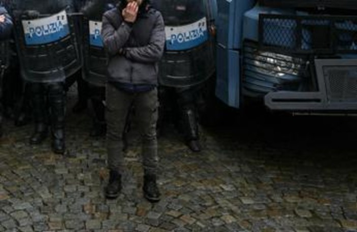Tifoso ferito in scontri derby Torino, Procura: "Chiesti domiciliari per agente, lacrimogeno lanciato in modo non conforme" Tifoso ferito in scontri derby Torino, Procura: "Chiesti domiciliari per agente, lacrimogeno lanciato in modo non conforme"