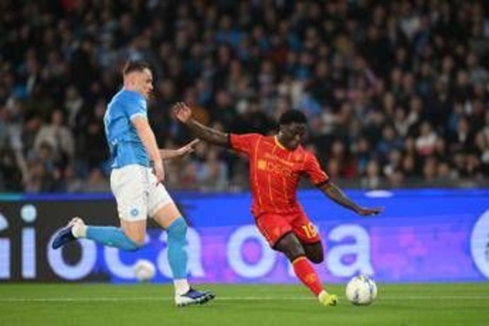 Napoli-Lecce, Banda si accascia a terra per un malore. Cos'è successo Napoli-Lecce, Banda si accascia a terra per un malore. Cos'è successo