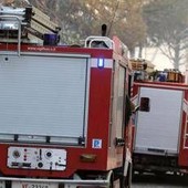 Nube tossica dopo incendio a Caivano, sospese attività nella zona Asi: "Obbligo di mascherina"