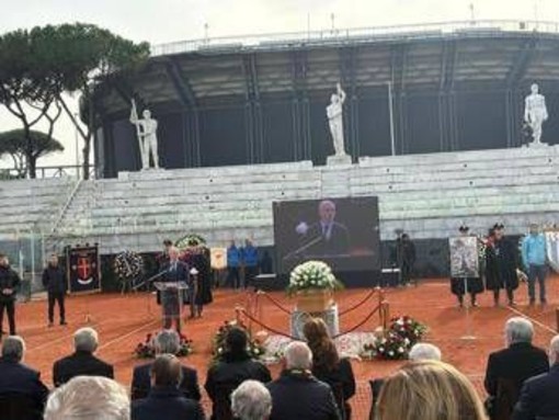 Addio a Nicola Pietrangeli, a Roma l’ultimo saluto alla leggenda del tennis sulle note di My Way Addio a Nicola Pietrangeli, a Roma l’ultimo saluto alla leggenda del tennis sulle note di My Way