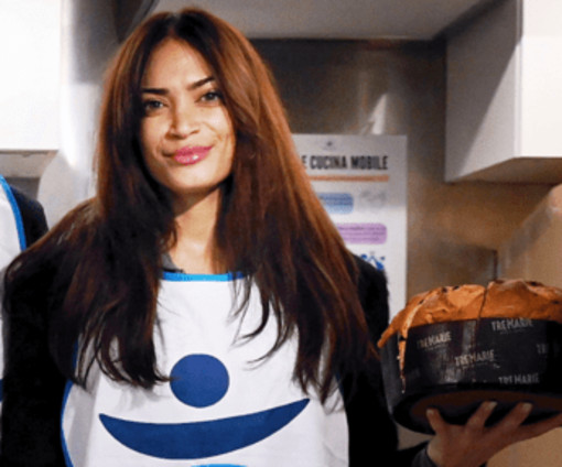 Elodie volontaria a Milano, serve i senzatetto alla cena di Natale