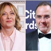 Perché Meloni era a Navarino con il nuovo editore di ‘Repubblica’